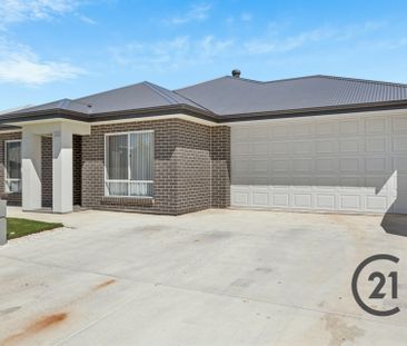 Four Bedroom Courtyard Living Home - Photo 6