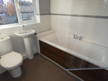 3 bedroom detached house to rent - Photo 2