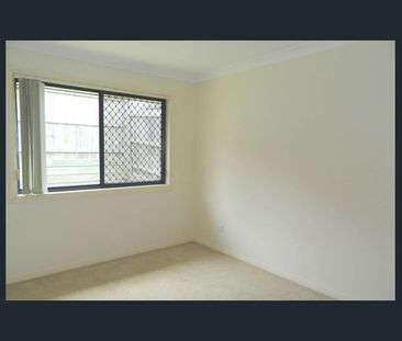 Modern Family Living: 4BR, 2BA Home in Forest Lake with Double Garage - Photo 6