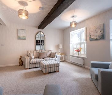 A beautifully modernised two bedroom mews cottage situated in the h... - Photo 1