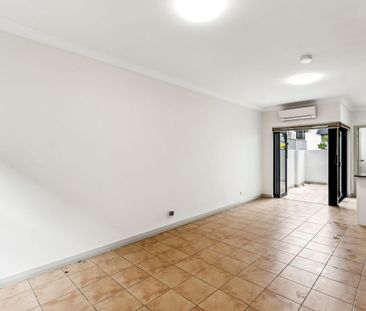 Renovated 3 bedroom + 4 bathroom terrace - Photo 1