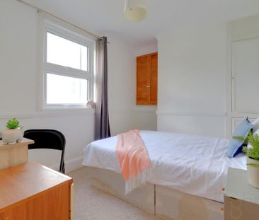 4 bedroom end of terrace house to rent - Photo 4