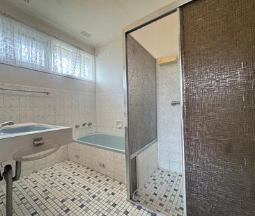 GENEROUS SINGLE LEVEL FAMILY HOME IN THE CENTRE OF MARSFIELD - Photo 6