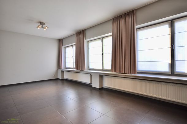 Instapklaar gerenoveerd appartement met 2 slaapkamers en terras in het centrum van Berchem - Foto 1