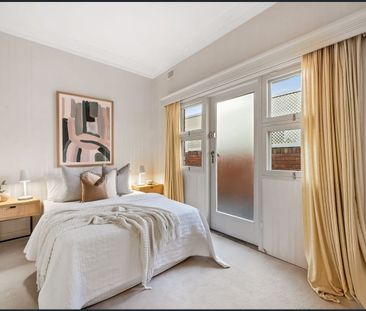 Classic Mid-Century Elegance - Photo 4