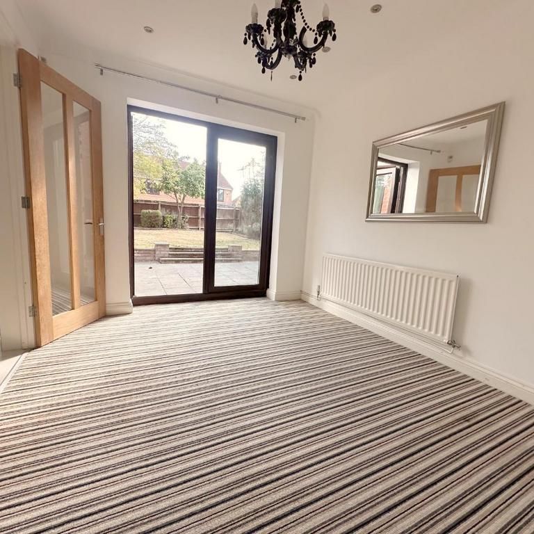 4 bedroom detached house to rent - Photo 1