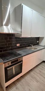 3 bedroom flat to rent - Photo 4