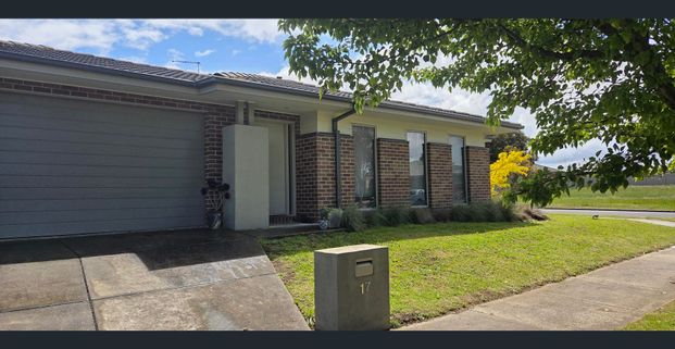 Alfredton 3BR, 2BA, family home, quiet street, double garage, secure enclosed yard - Photo 1