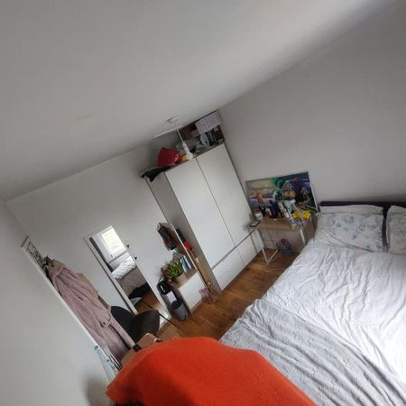1 bedroom in a house share to rent - Photo 2