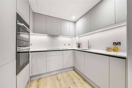 Large one bedroom apartment set on the third floor of this portered block - Photo 4