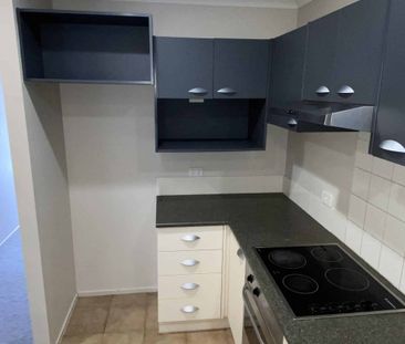 Well presented Townhouse in Flat Bush - Photo 2