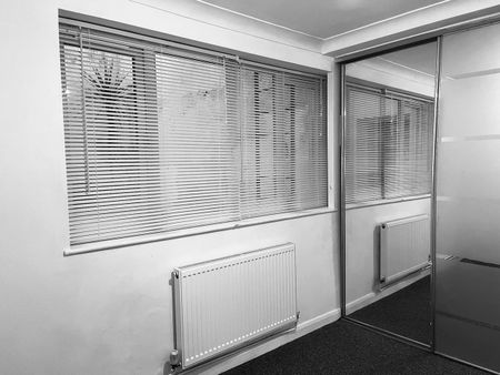 2 Bed Flat, Clarence Square, BN1 - Photo 4