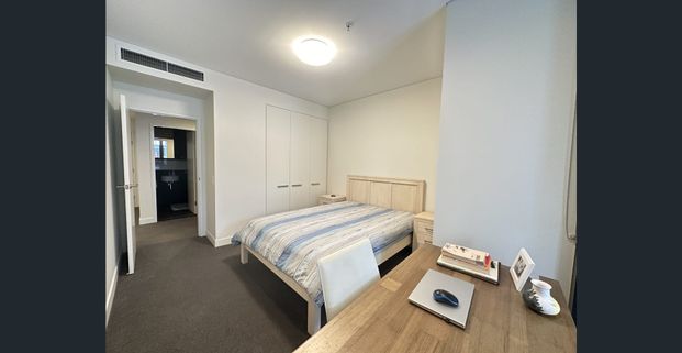 "Spacious Ground Floor 2 Bed 2 Bath Luxury Furnished with Private Entrance" - Photo 1