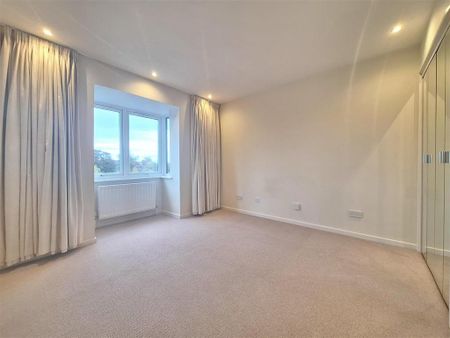 3 bedroom flat to rent - Photo 4