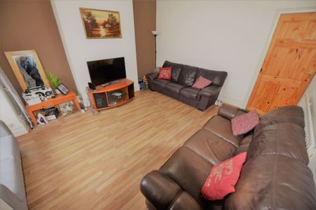 4 bedroom House in Brudenell Avenue, Leeds - Photo 2