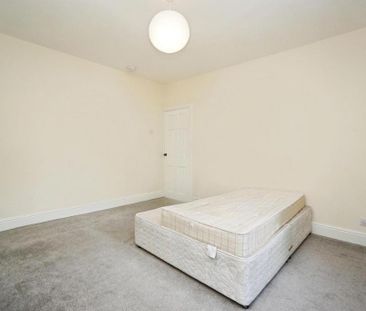 5 bedroom end of terrace house to rent - Photo 3