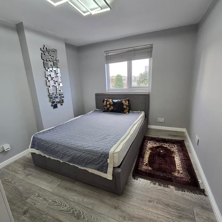 Top Floor Conversion 1 Bedroom Flat To Let West Hendon NW9 - Photo 1