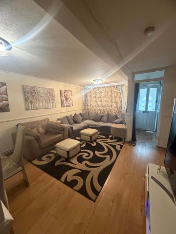 3 Bed Terraced House, Gravary Road, E16 - Photo 2