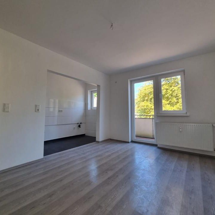 Demnächst verfügbar! Vollständig renovierte 2-Zimmer-Wohnung mit Balkon & modernem Badezimmer in ruhiger Lage - Photo 1