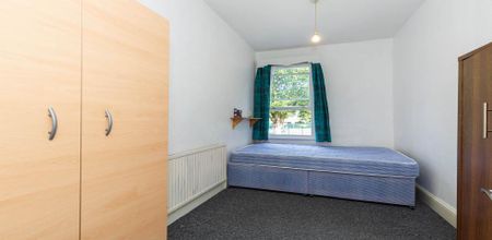 High ceilings, good storage space, modern kitchen & mins from tube - Photo 5