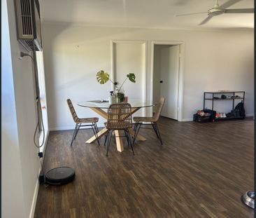 Pristine & Refurbished Three Bedroom Home - Photo 2