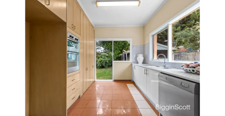 Ideal Student or Family Rental Moments from Deakin University - Photo 5