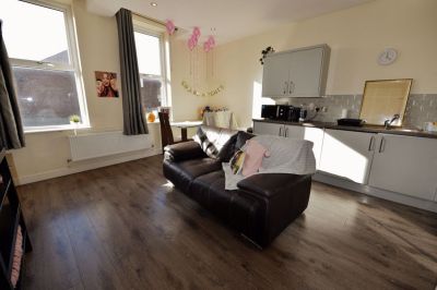 2 bedroom Flat in Otley Road, Leeds - Photo 3