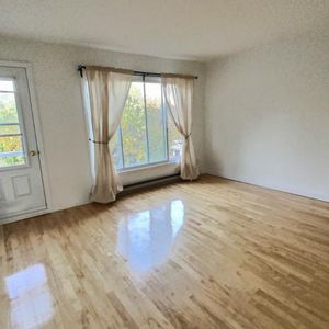 Mercier-Hochelaga beaux 5 1/2 avec Cuisinére,frigo,laveuse,secheuse ,lave vaisselle,,3 chambres à couchers 2e étage - Photo 2