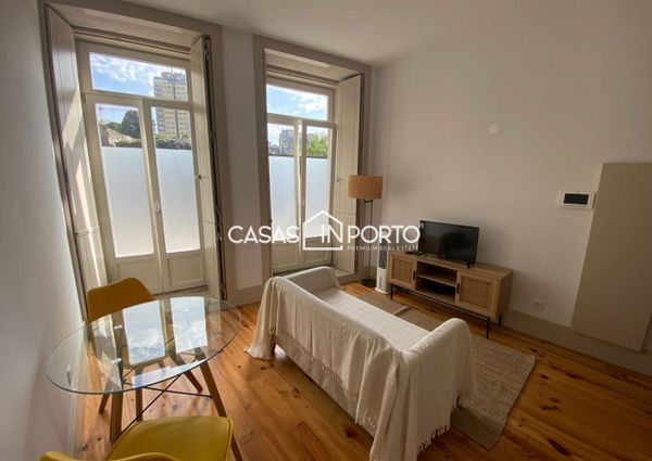 Apartamento T0+1 para arrendamento na Rua Santa Catarina, Porto