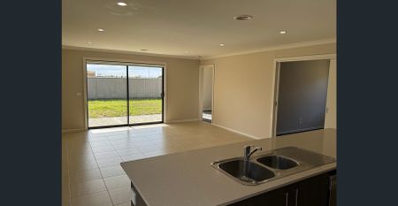 Family Home – Quiet Street Location - Photo 2