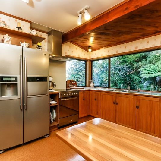 BLOCKHOUSE BAY - Great 4 Bedrooms Family Home with View and Privacy - Photo 1