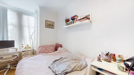 3 Bedroom, 2 bath, 1 reception Flat - Photo 5