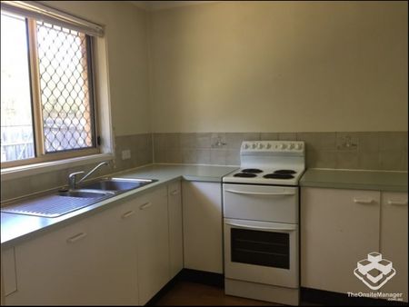 TWO BEDROOMS TOWNHOUSE WITH VINLY FLOOR AND AIR CONDITION - Photo 3