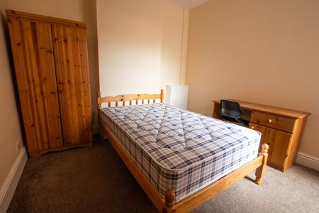 4 Bed Terraced House, Milton Road, SO15 - Photo 3