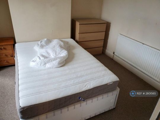 6 bedroom semi-detached house to rent - Photo 1