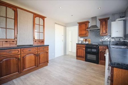 4 bedroom detached house to rent - Photo 4