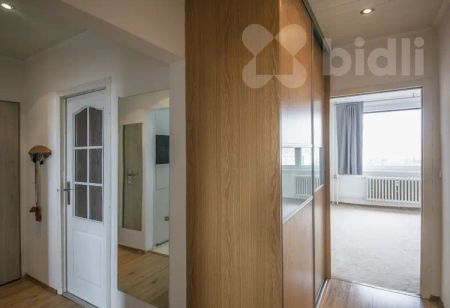 k pronájmu světlý byt 3+1 s prosklenou lodžií a úchvatným panoramatickým výhledem na celou Prahu. - Photo 5