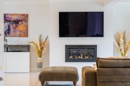5 bed House - Detached To Let - Photo 2