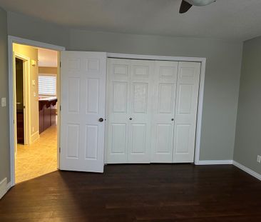Duplex with GARAGE in Oriole Park 4 Bed 2 Bath ~ SMALL PETS OK - Photo 5