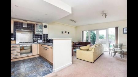 1 Bed Flat, Poynders Road, SW4 - Photo 2