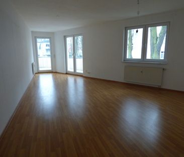 Großzügig geschnittene Wohnung in grüner Lage, mit großem Balkon **... - Photo 3