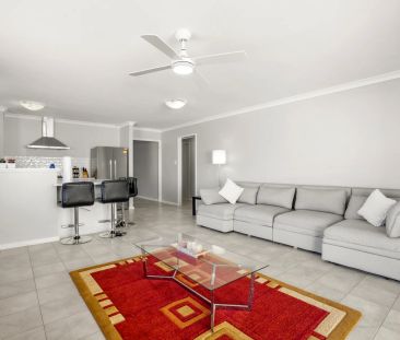 Modern, low-maintenance villa just minutes from the coast. - Photo 4