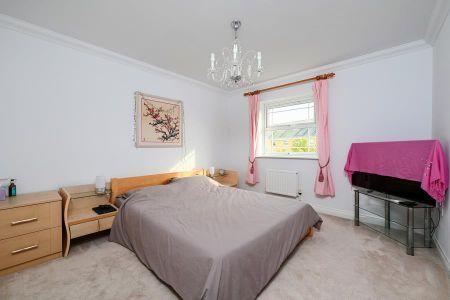 Swordsman Road, Deepcut - 5 bedrooms Property for lettings - Seymours - Photo 5