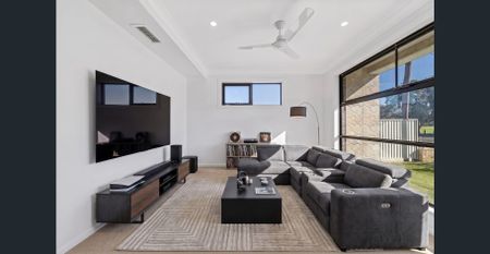 Space, Style & Comfort for the Whole Family - Photo 2