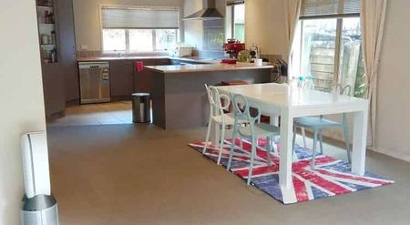 4 Bedroom Albany Rental - Photo 2