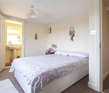 8 Highfields, Huddersfield, HD1 - Photo 2