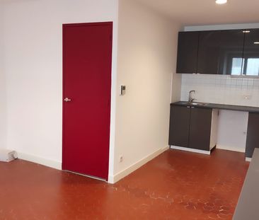Location Appartement 3 pièces 52m² MARSEILLE 1er - Photo 3