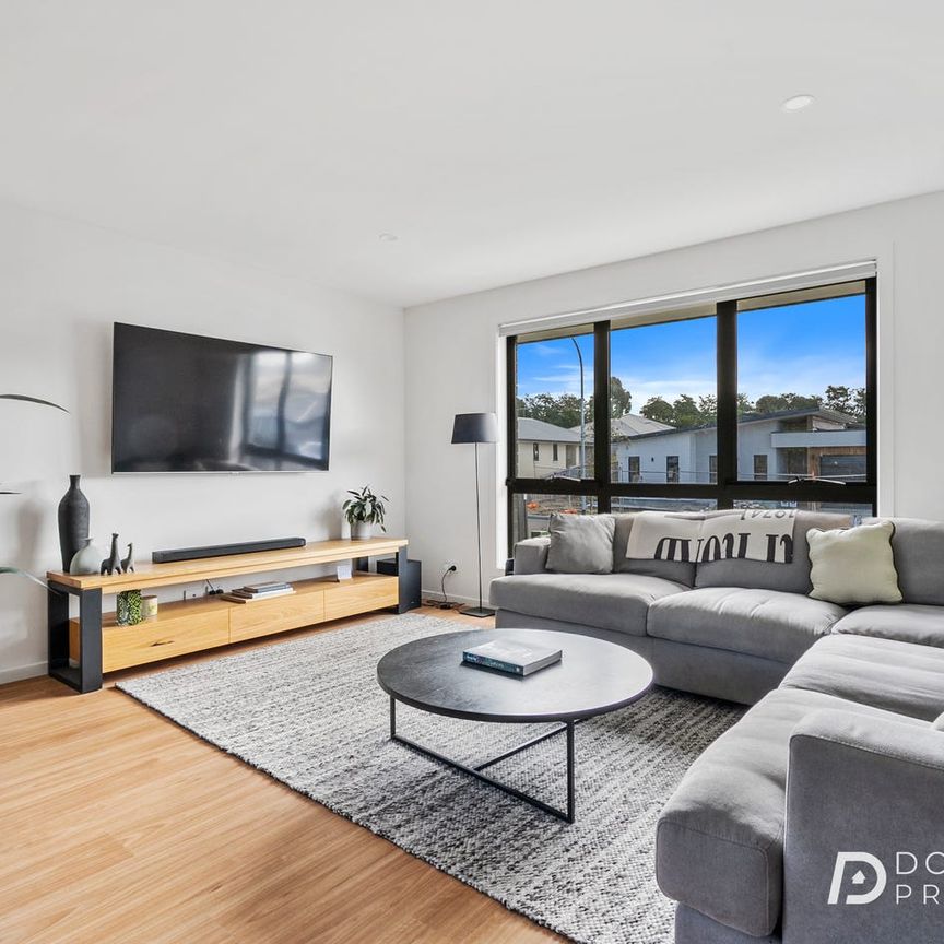 Bright & Spacious Howrah Home – Quiet Street Location - Photo 1