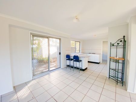 Spacious Two-Storey Home Overlooking Telarah Lagoon - Photo 2