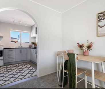 Renovated 2 bedroom home + attached utility room - Photo 5